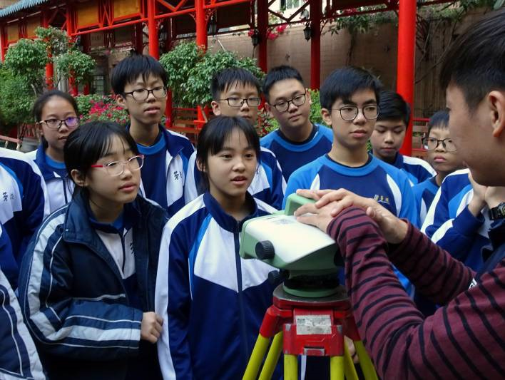 另外,地籍局於11月29日及12月13日在澳门劳工子弟学校进行测绘知识